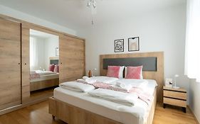 Elegant 1Br Flat With Balcony By Hm