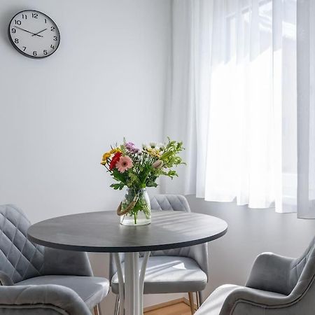 Elegant 1Br Flat With Balcony By Hm Apartman Bécs Kültér fotó