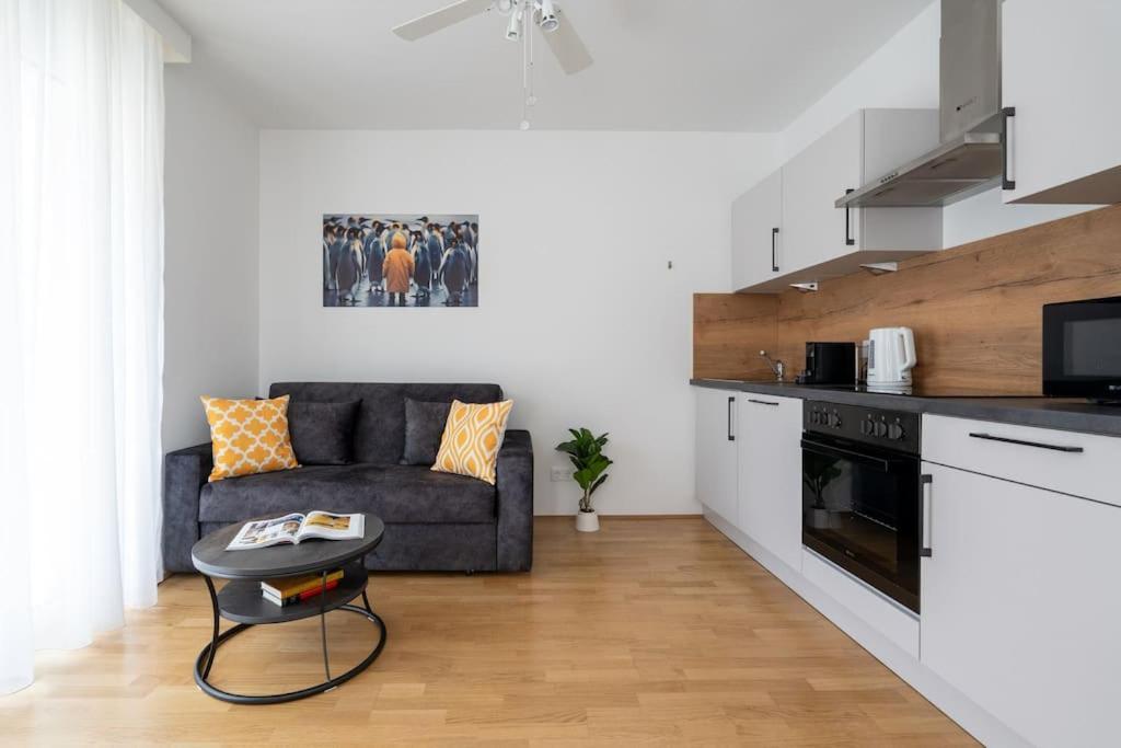Elegant 1Br Flat With Balcony By Hm Apartman Bécs Kültér fotó