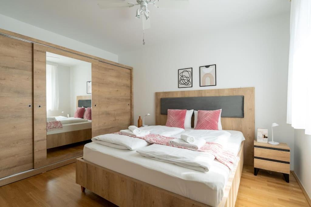 Elegant 1Br Flat With Balcony By Hm Apartman Bécs Kültér fotó