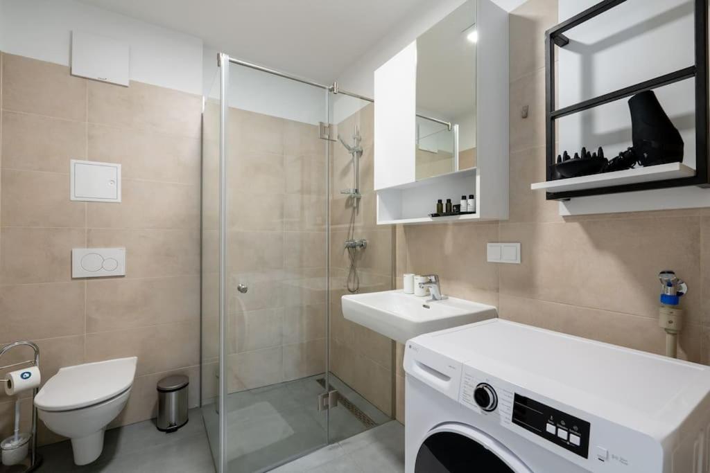 Elegant 1Br Flat With Balcony By Hm Apartman Bécs Kültér fotó