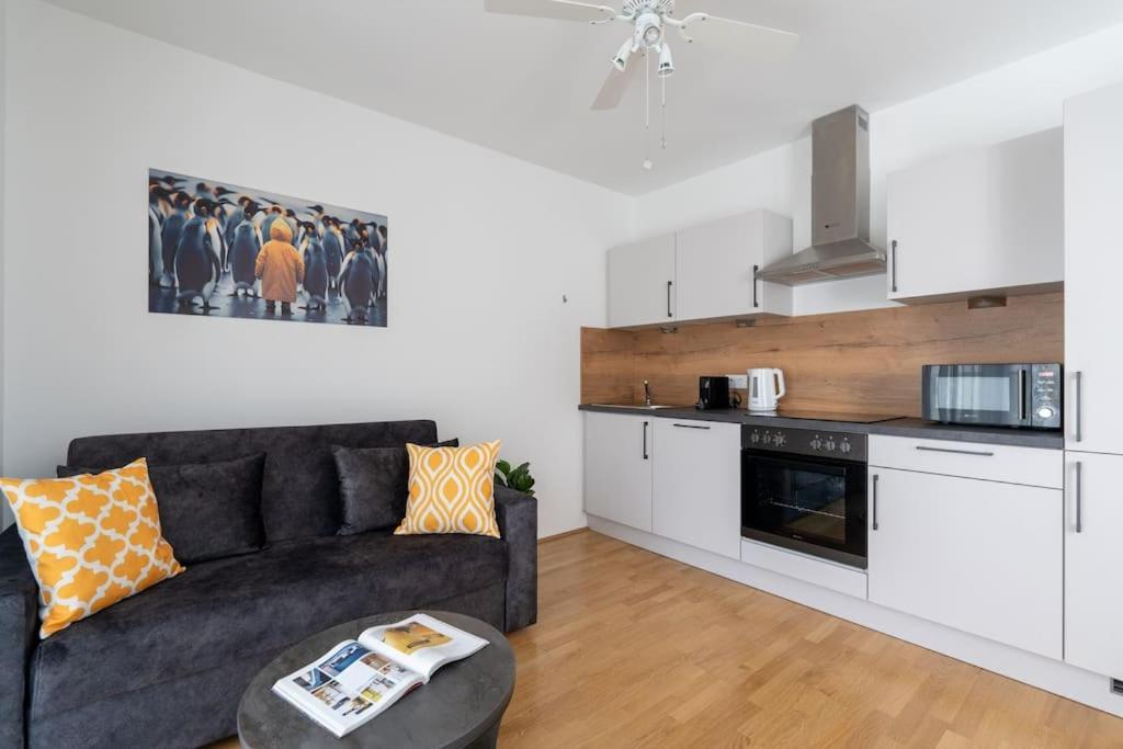 Elegant 1Br Flat With Balcony By Hm Apartman Bécs Kültér fotó