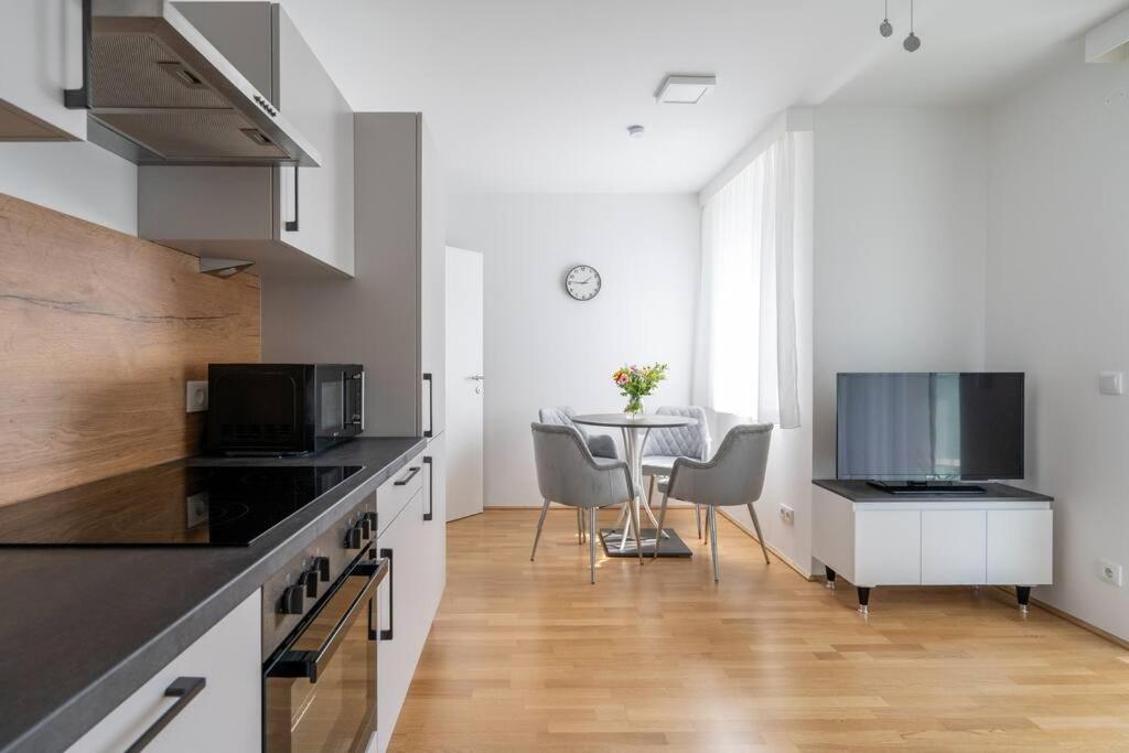 Elegant 1Br Flat With Balcony By Hm Apartman Bécs Kültér fotó